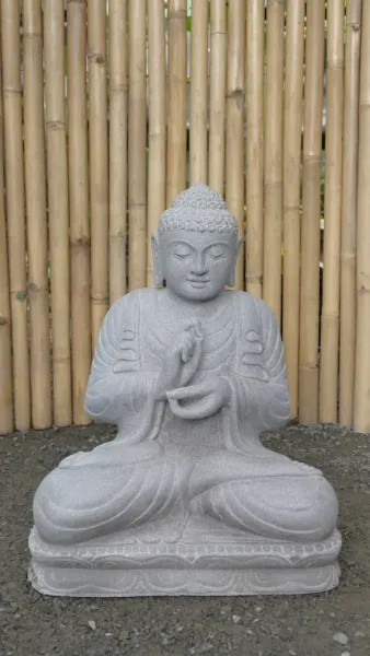 Sitzender Buddha aus Flussstein in Dharmachakra-Stellung - Geste des Rades der Dharma-Lehre. Ungefähr 62cm Höhe. 